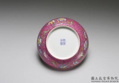 图片[3]-Dish with “Three Plenty” motif on a polychrome red ground in yangcai painted enamels With wood case, Qianlong reign (1736-1795), Qing dynasty-China Archive